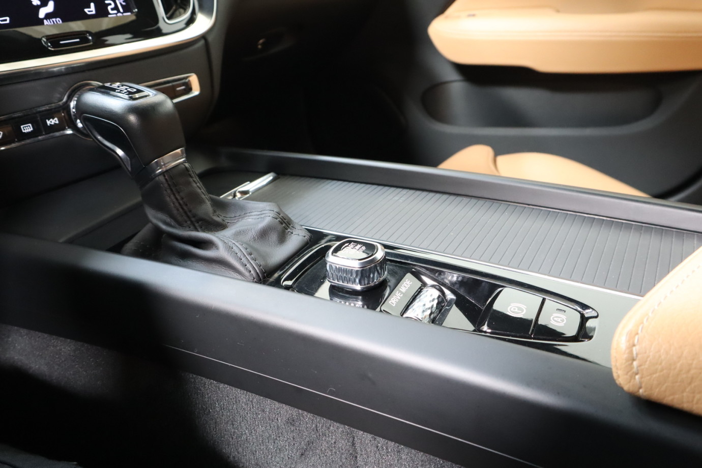 Esittelykuva VOLVO V60 CROSS COUNTRY dieselautosta.