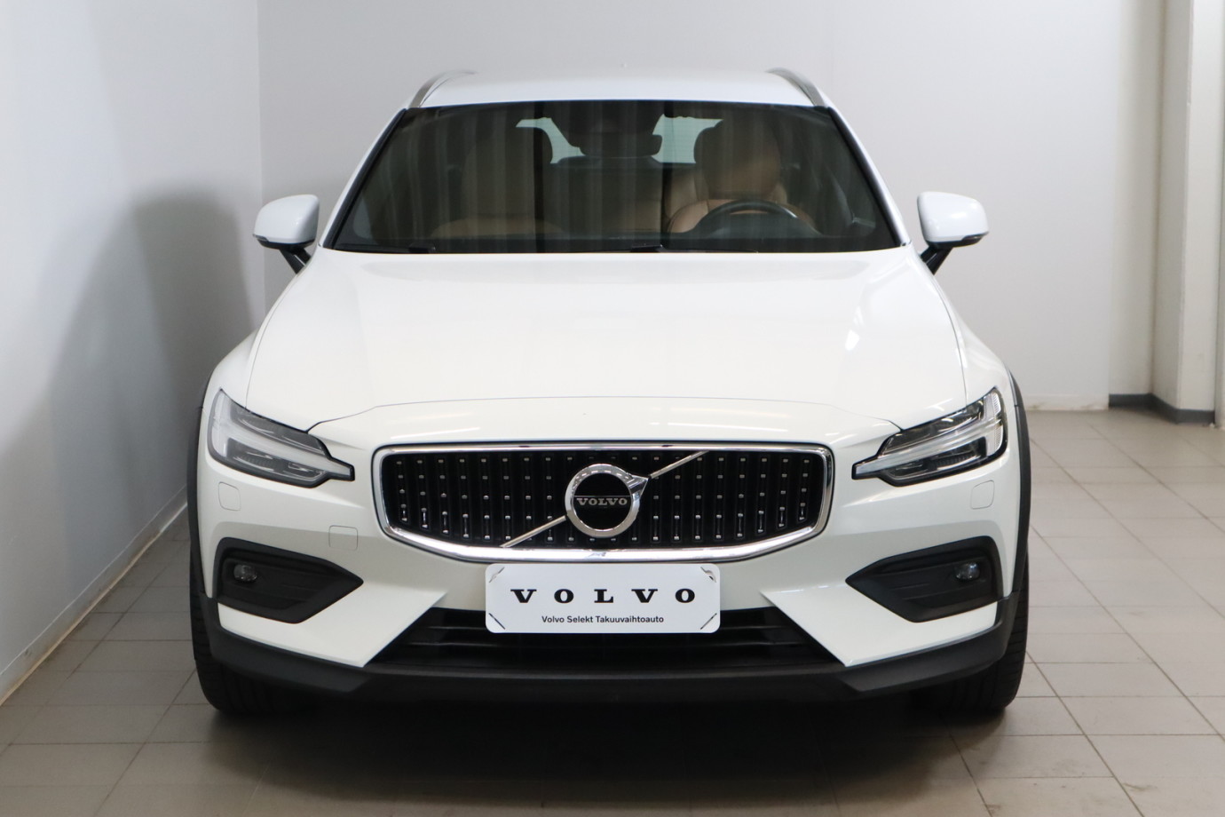 Esittelykuva VOLVO V60 CROSS COUNTRY dieselautosta.