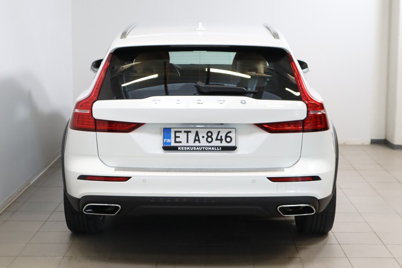 Esittelykuva VOLVO V60 CROSS COUNTRY dieselautosta.