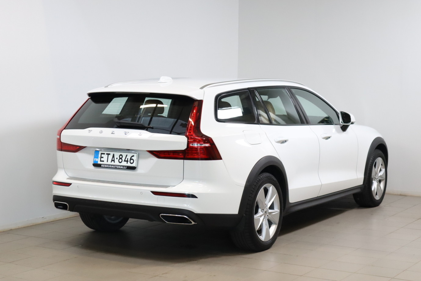 Esittelykuva VOLVO V60 CROSS COUNTRY dieselautosta.
