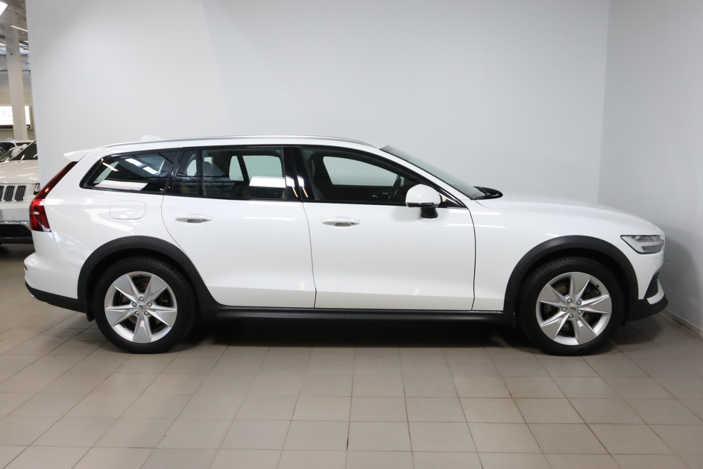 Esittelykuva VOLVO V60 CROSS COUNTRY dieselautosta.