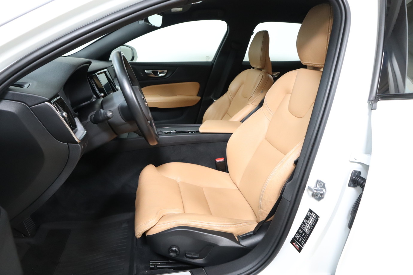 Esittelykuva VOLVO V60 CROSS COUNTRY dieselautosta.
