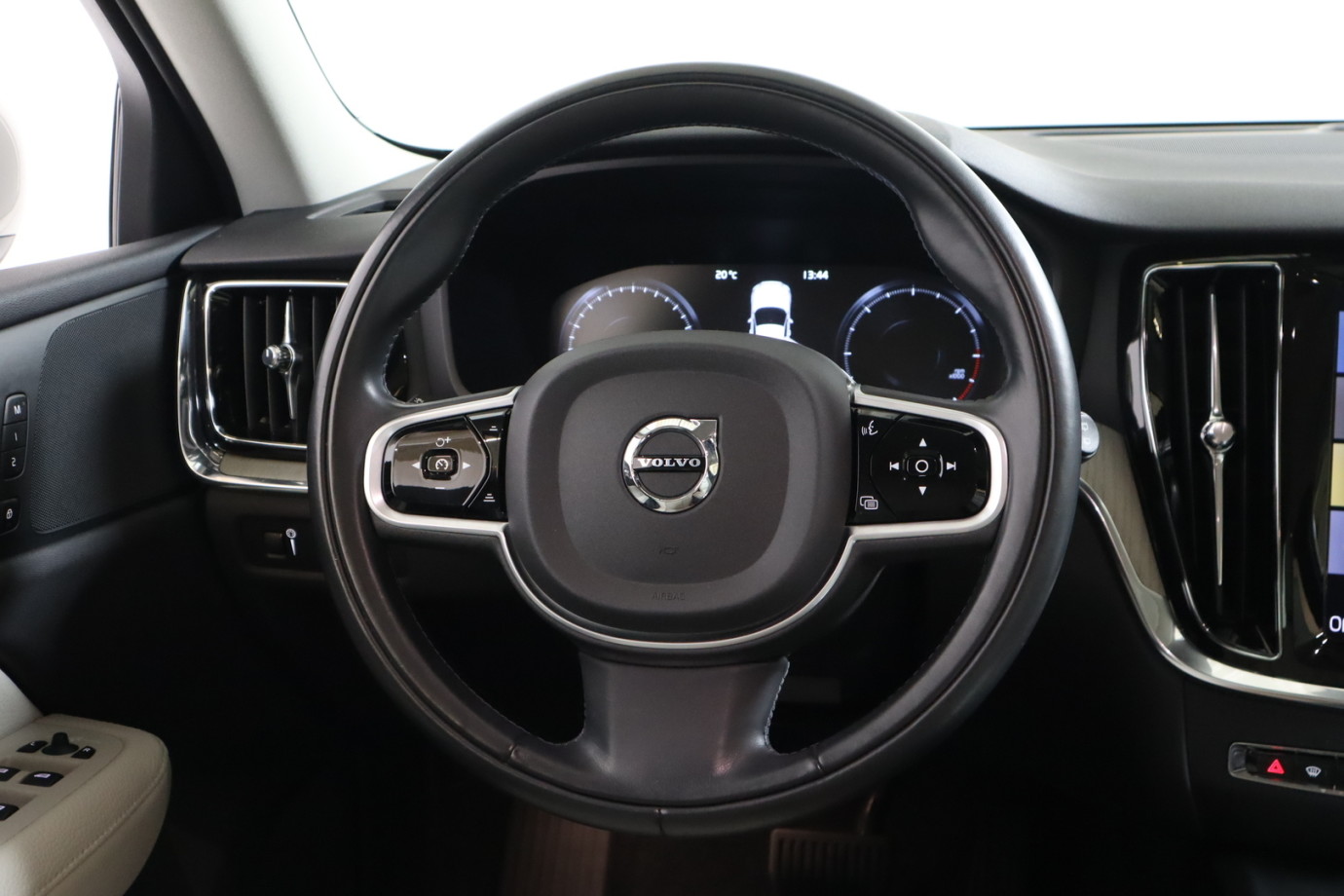 Esittelykuva VOLVO V60 dieselautosta.