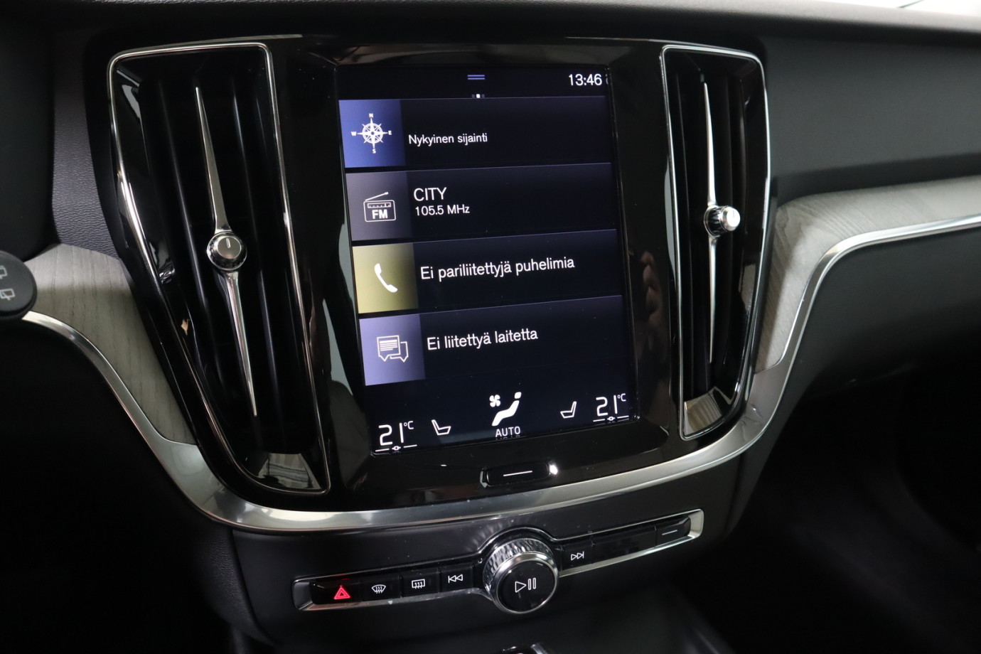 Esittelykuva VOLVO V60 dieselautosta.