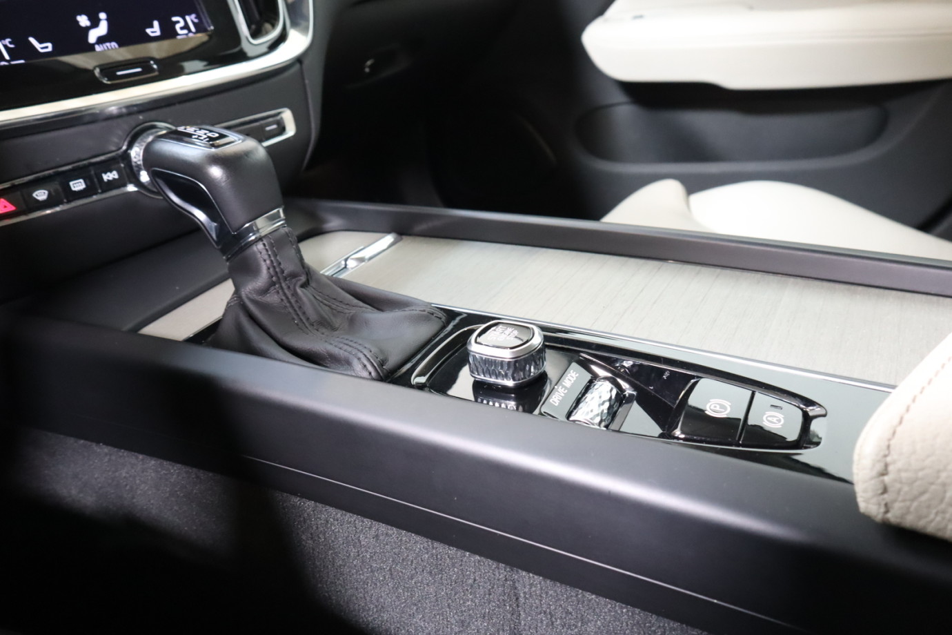 Esittelykuva VOLVO V60 dieselautosta.