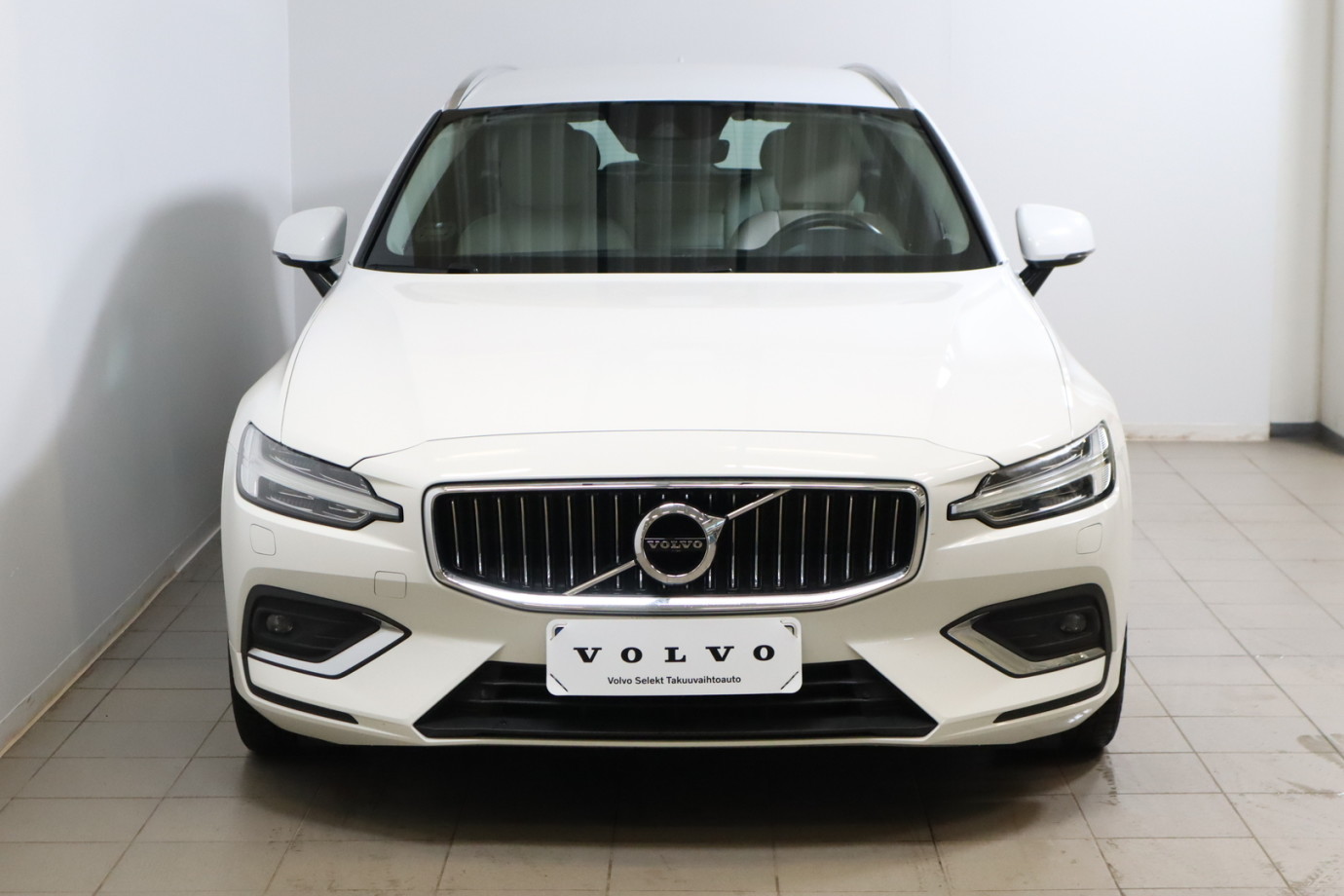 Esittelykuva VOLVO V60 dieselautosta.
