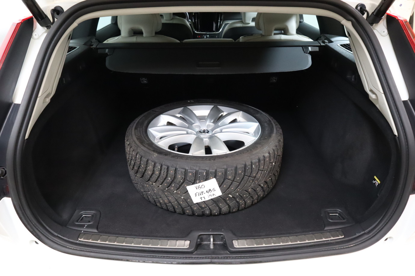 Esittelykuva VOLVO V60 dieselautosta.