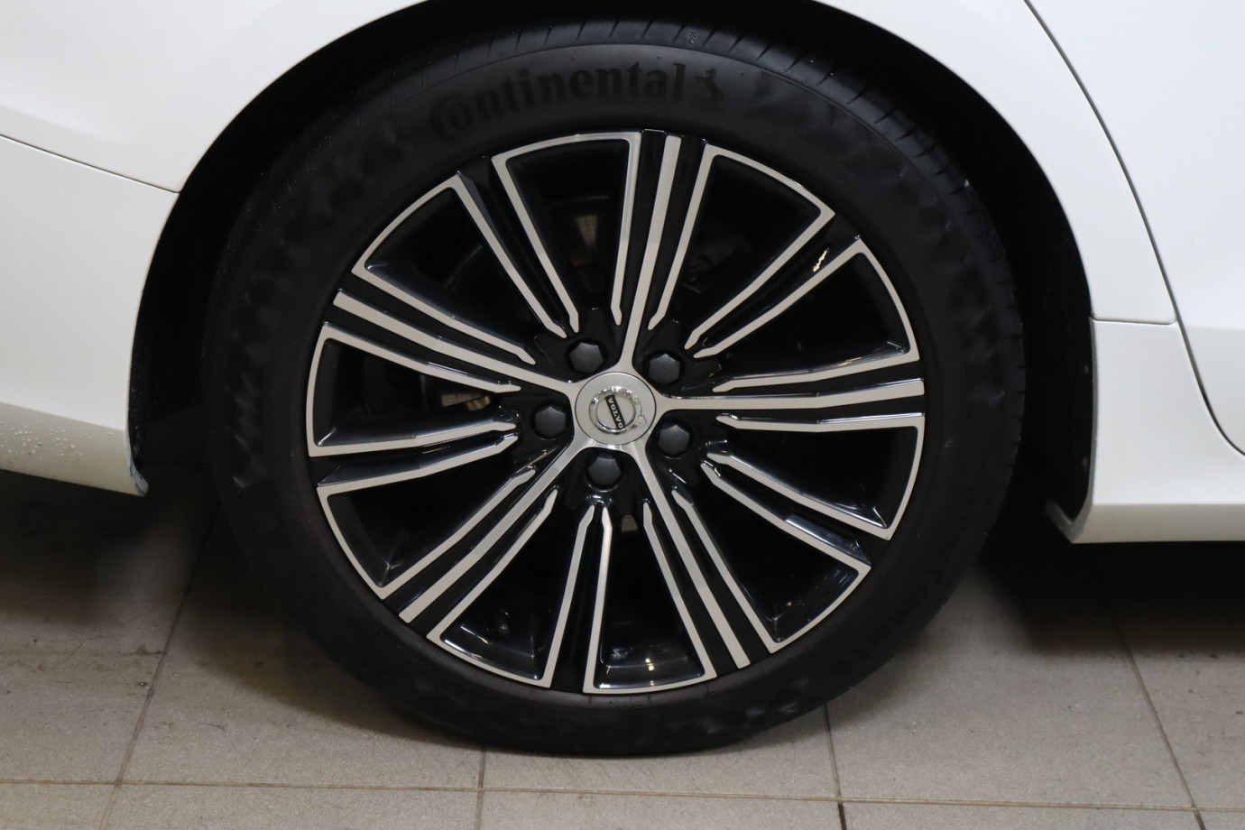 Esittelykuva VOLVO V60 dieselautosta.