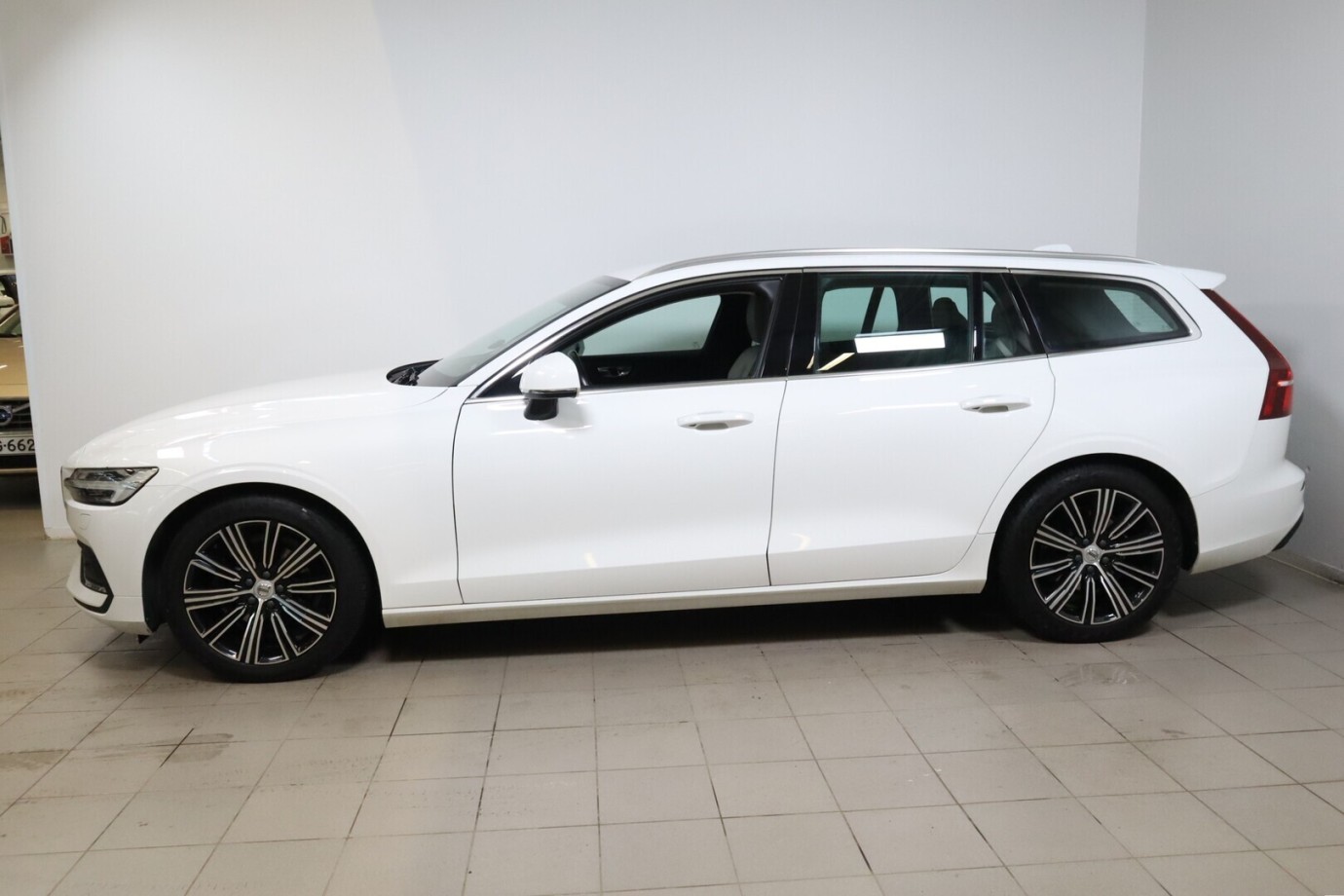 Esittelykuva VOLVO V60 dieselautosta.