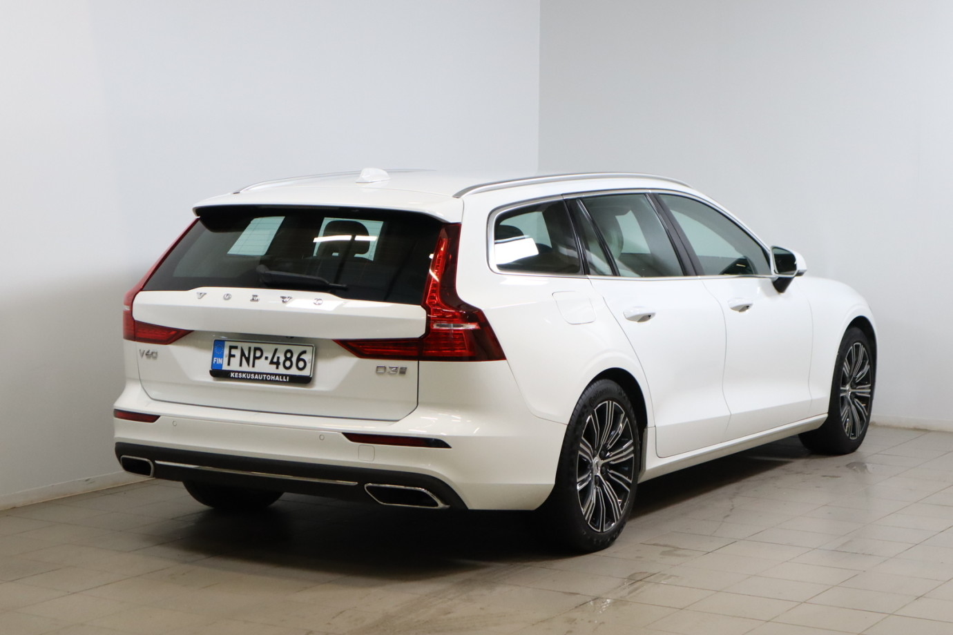 Esittelykuva VOLVO V60 dieselautosta.
