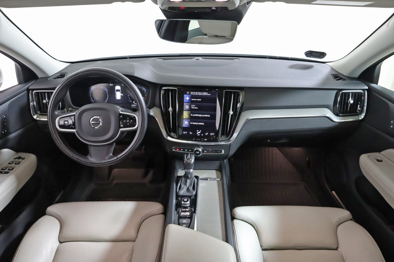 Esittelykuva VOLVO V60 dieselautosta.