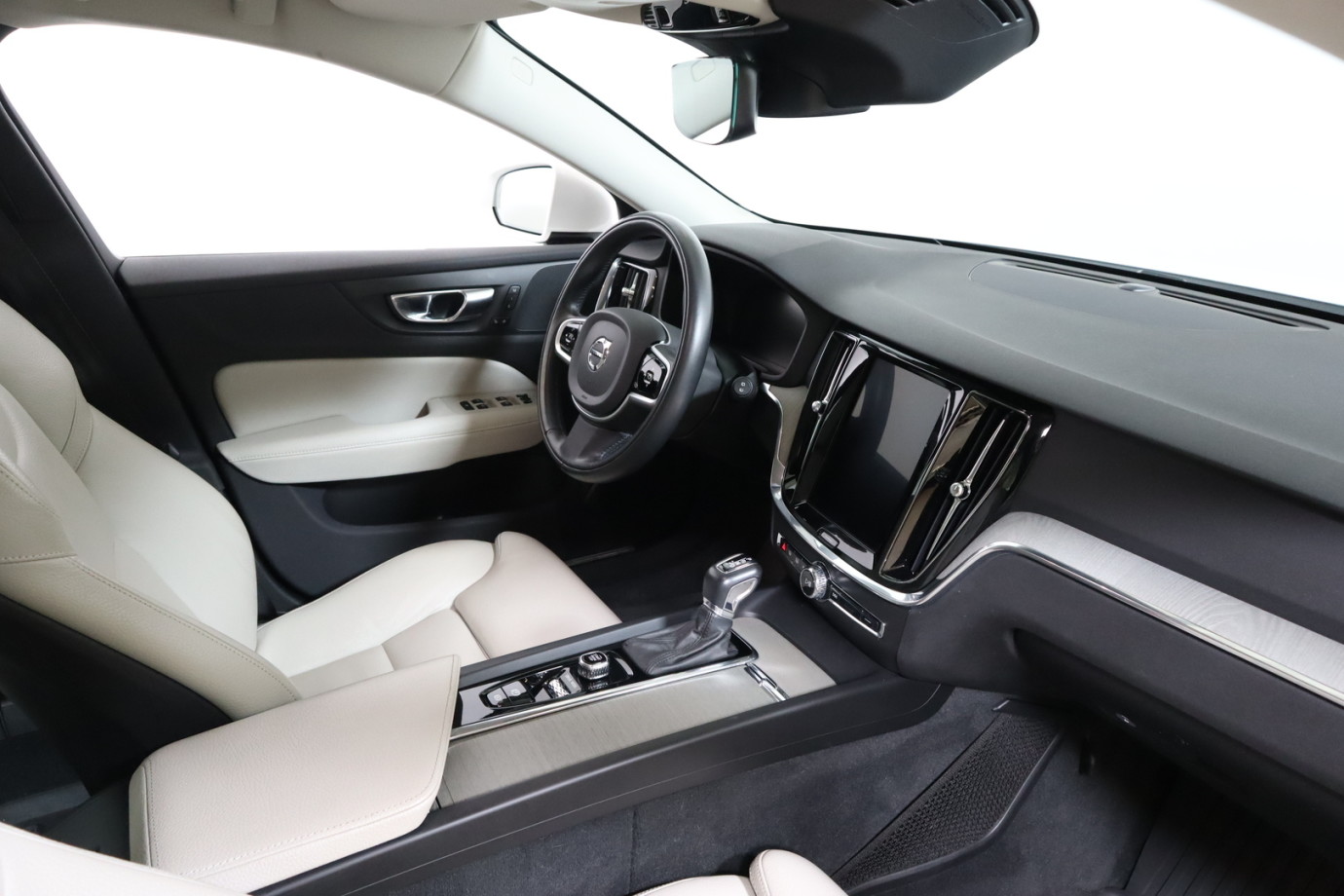 Esittelykuva VOLVO V60 dieselautosta.