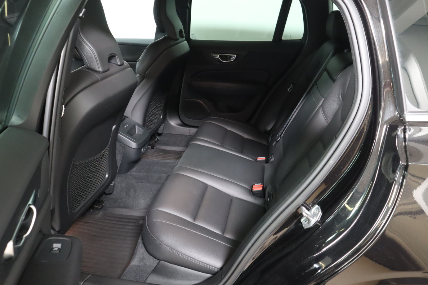 Esittelykuva VOLVO V60 dieselautosta.