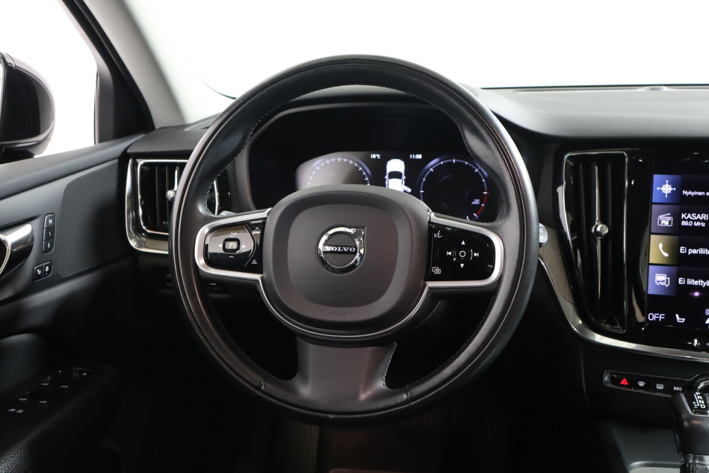 Esittelykuva VOLVO V60 dieselautosta.