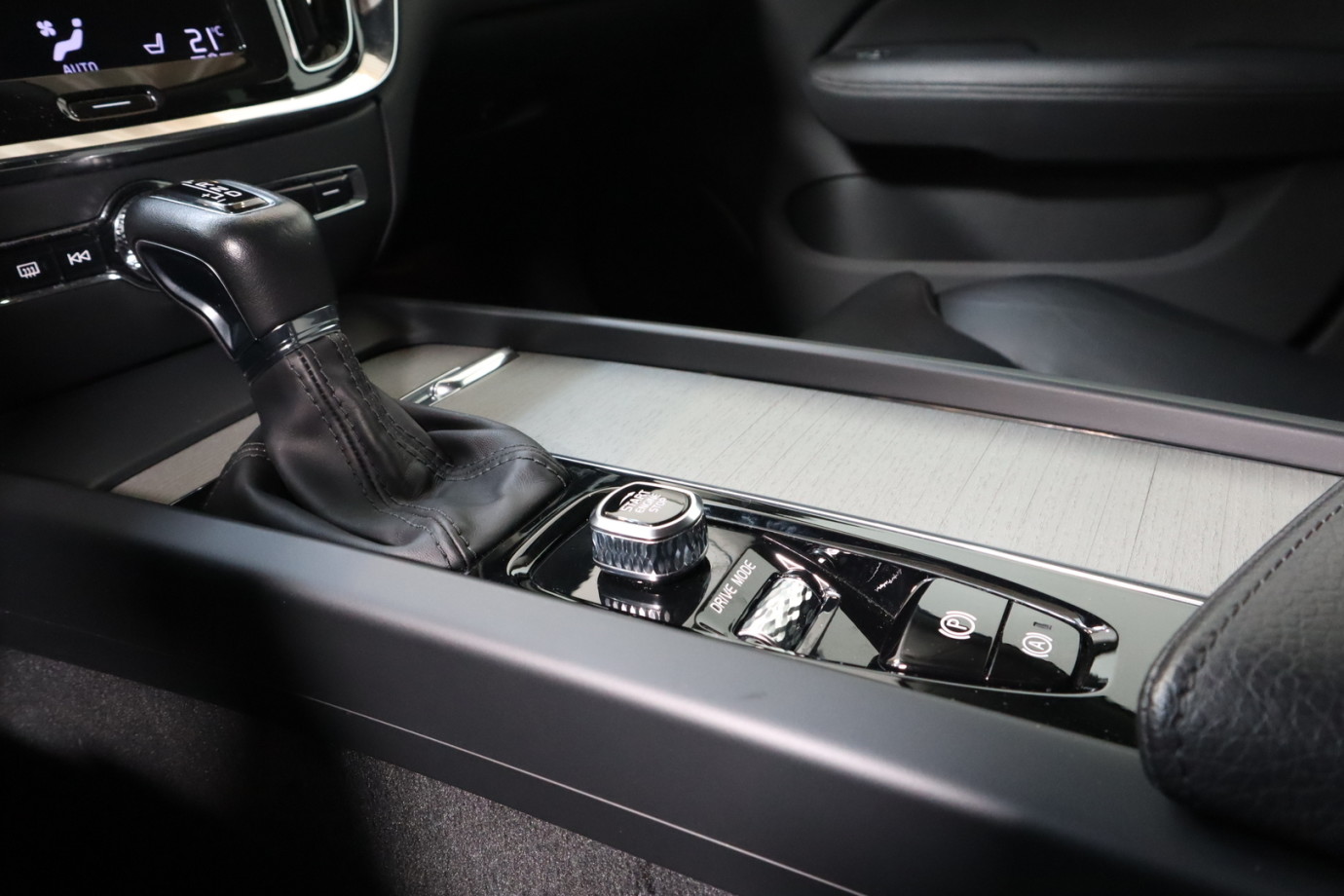 Esittelykuva VOLVO V60 dieselautosta.