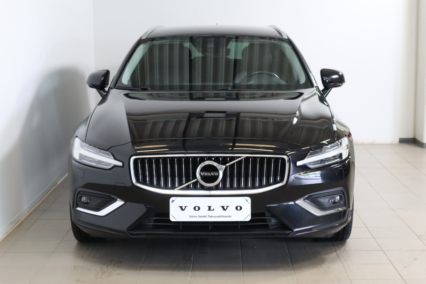 Esittelykuva VOLVO V60 dieselautosta.