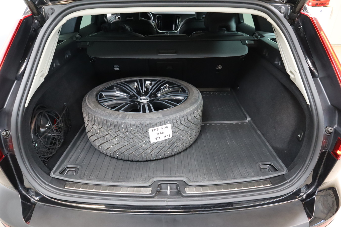 Esittelykuva VOLVO V60 dieselautosta.