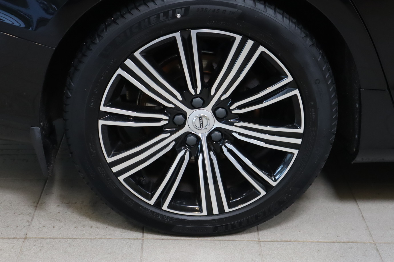 Esittelykuva VOLVO V60 dieselautosta.