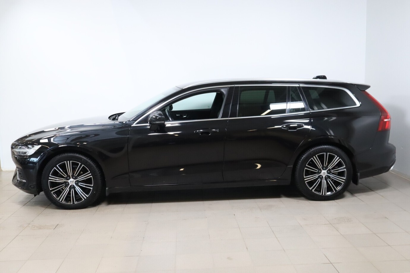 Esittelykuva VOLVO V60 dieselautosta.