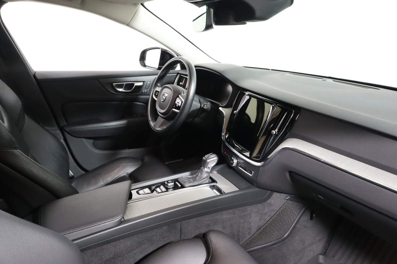 Esittelykuva VOLVO V60 dieselautosta.