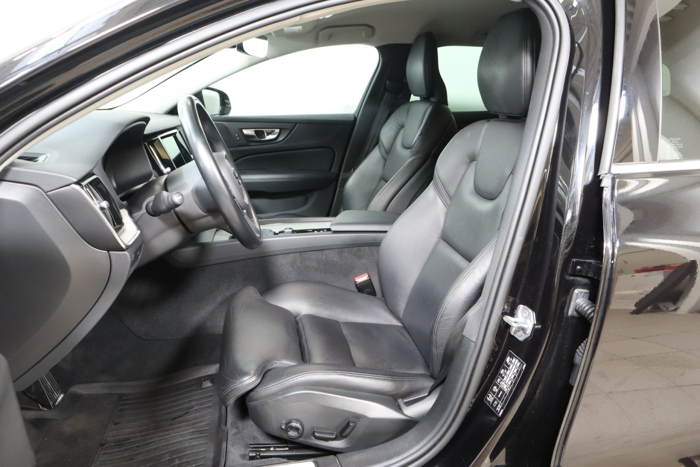 Esittelykuva VOLVO V60 dieselautosta.