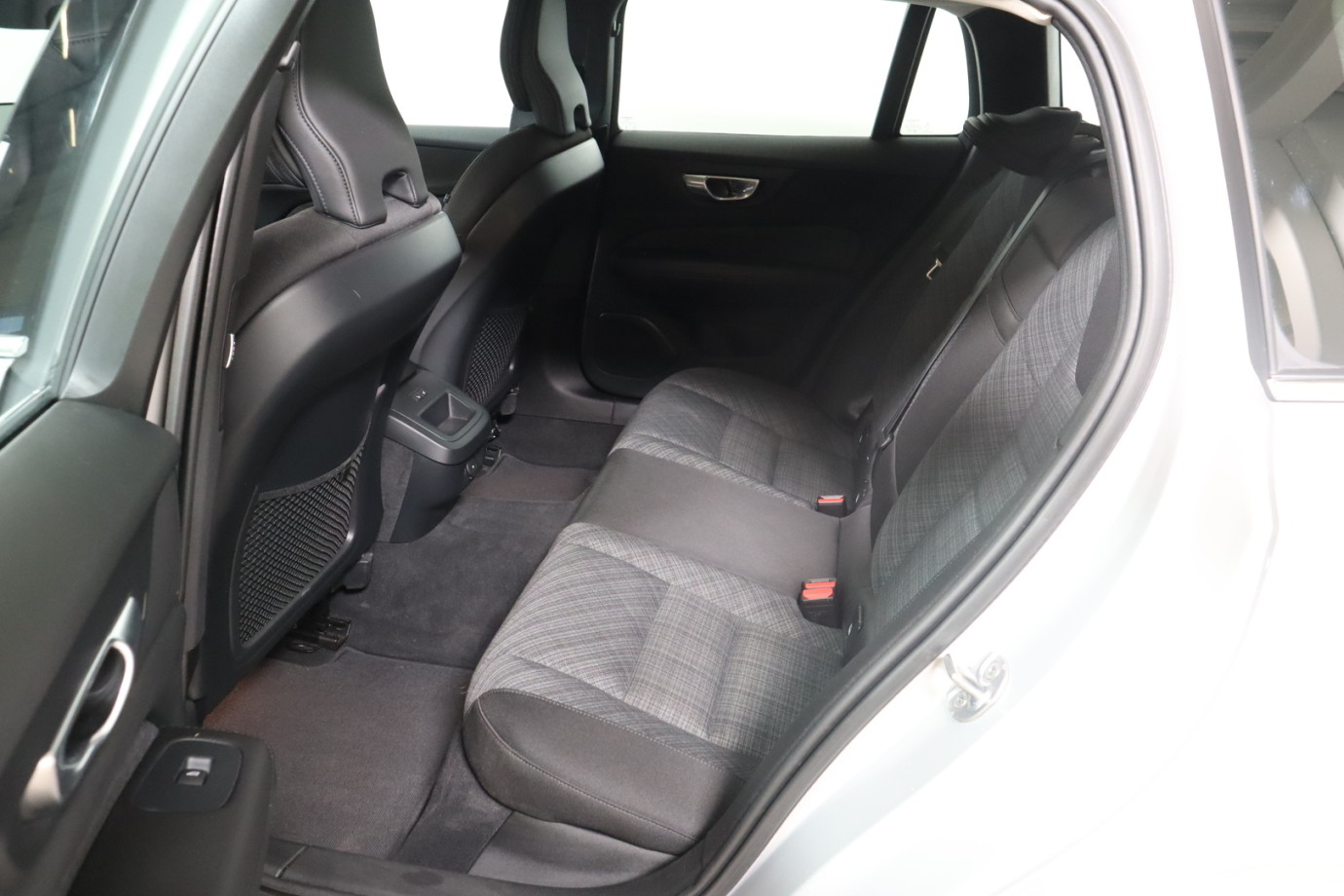 Esittelykuva VOLVO V60 bensiiniautosta.