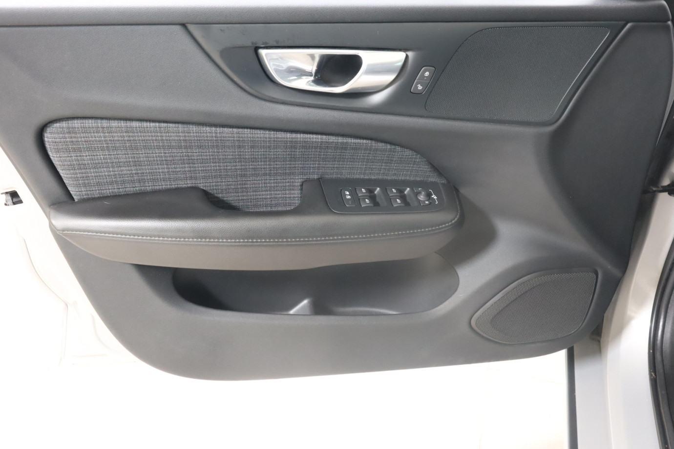 Esittelykuva VOLVO V60 bensiiniautosta.