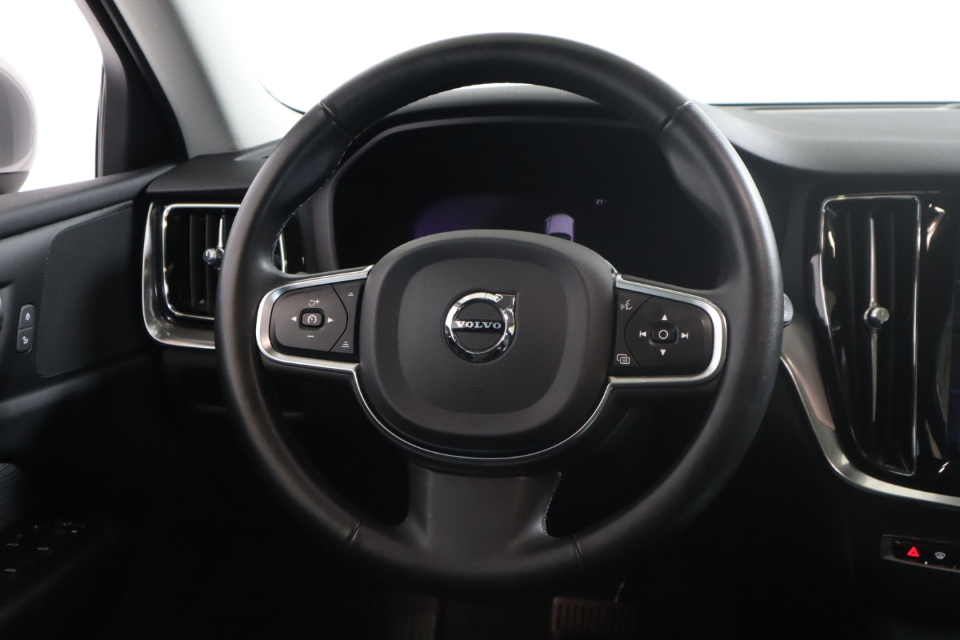Esittelykuva VOLVO V60 bensiiniautosta.