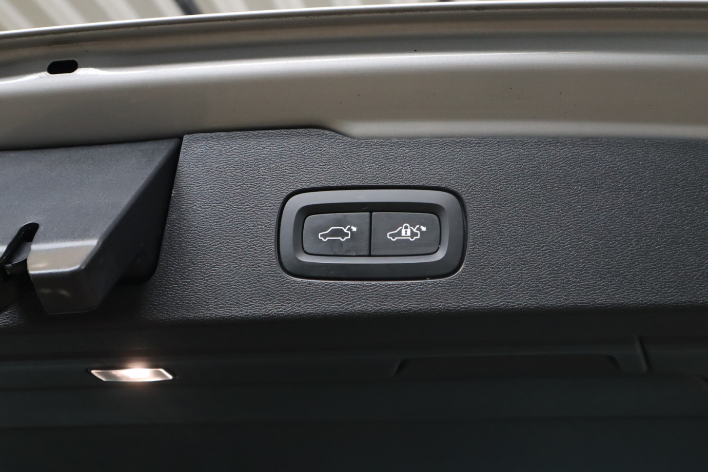 Esittelykuva VOLVO V60 bensiiniautosta.