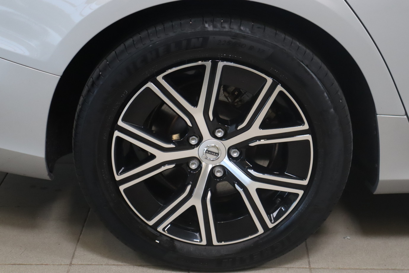 Esittelykuva VOLVO V60 bensiiniautosta.