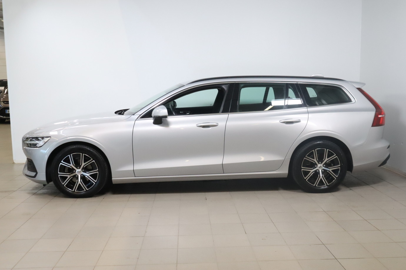 Esittelykuva VOLVO V60 bensiiniautosta.