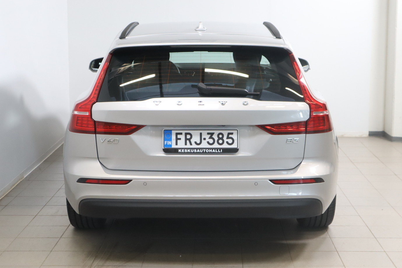 Esittelykuva VOLVO V60 bensiiniautosta.