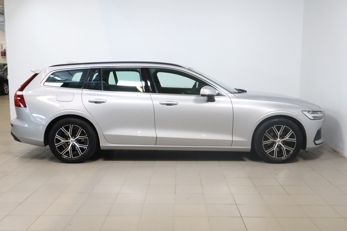 Esittelykuva VOLVO V60 bensiiniautosta.