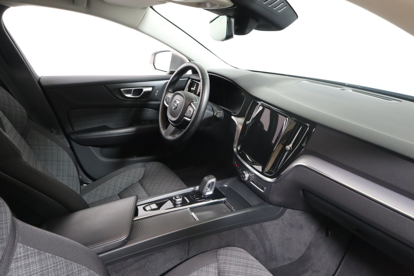 Esittelykuva VOLVO V60 bensiiniautosta.