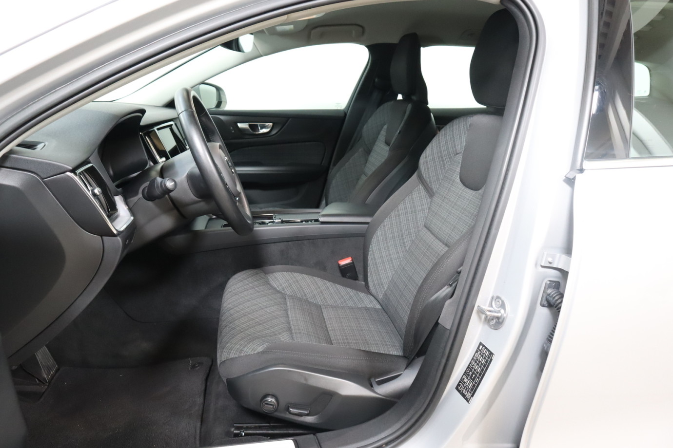 Esittelykuva VOLVO V60 bensiiniautosta.