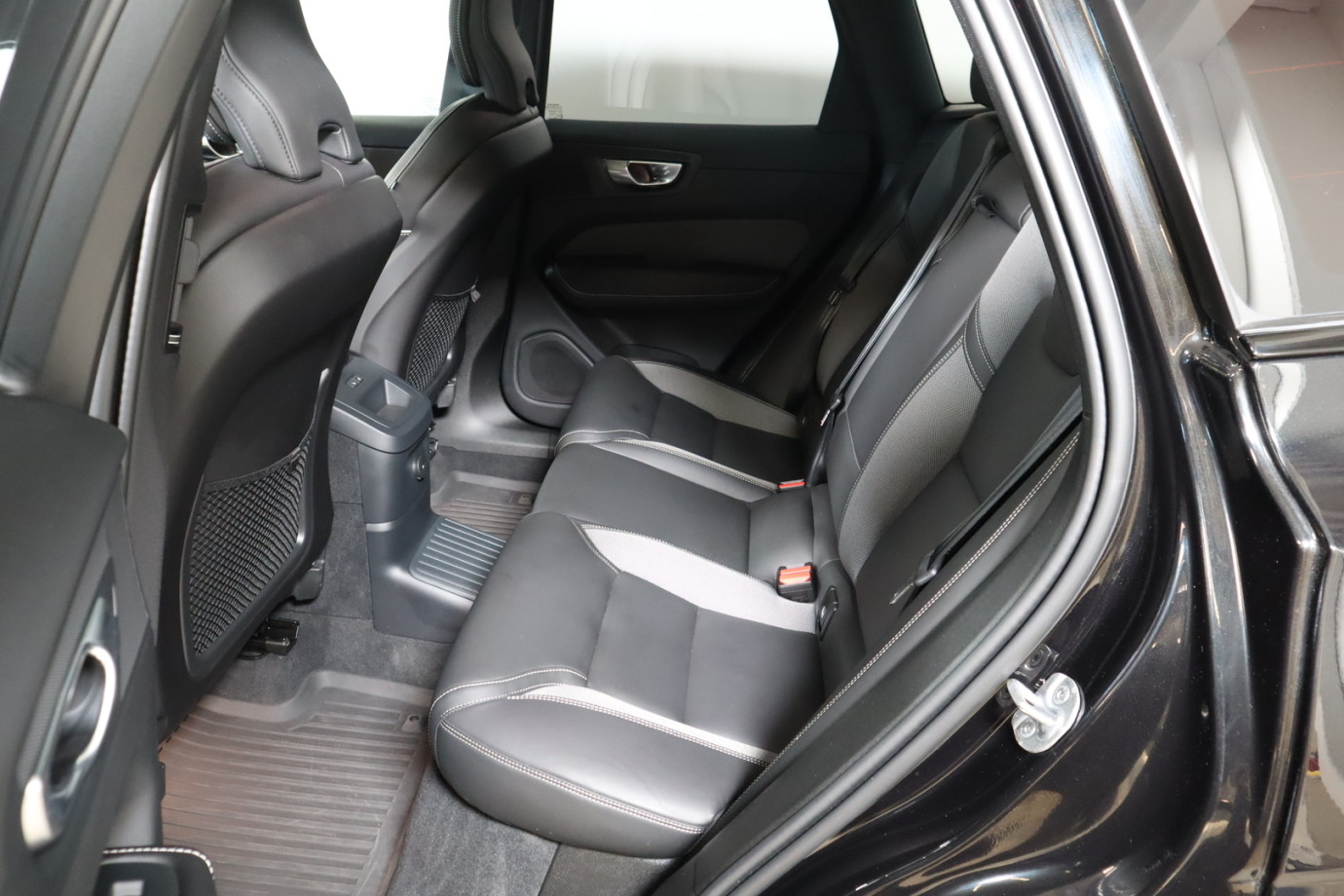 Esittelykuva VOLVO XC60 lataushybridiautosta.
