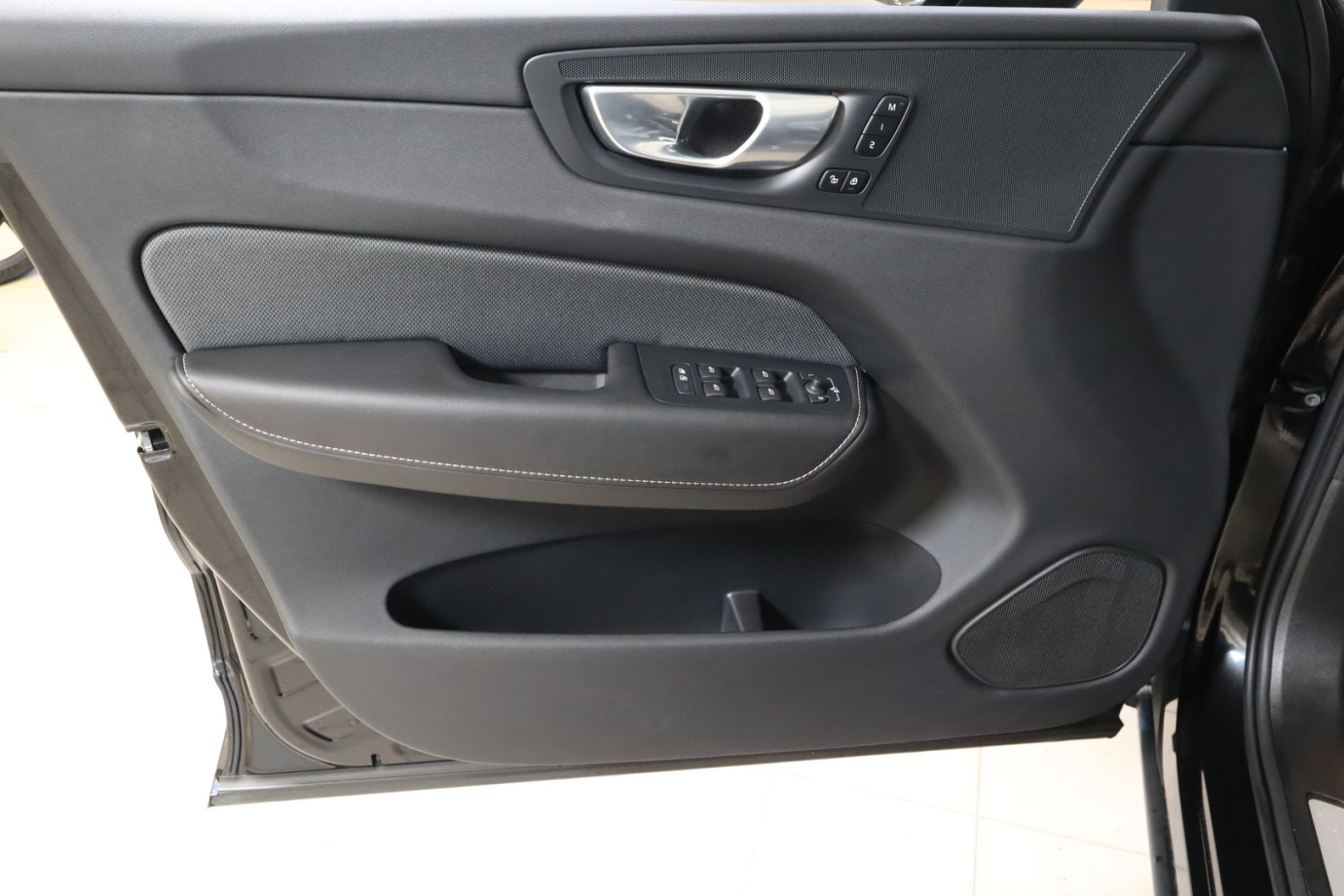 Esittelykuva VOLVO XC60 lataushybridiautosta.
