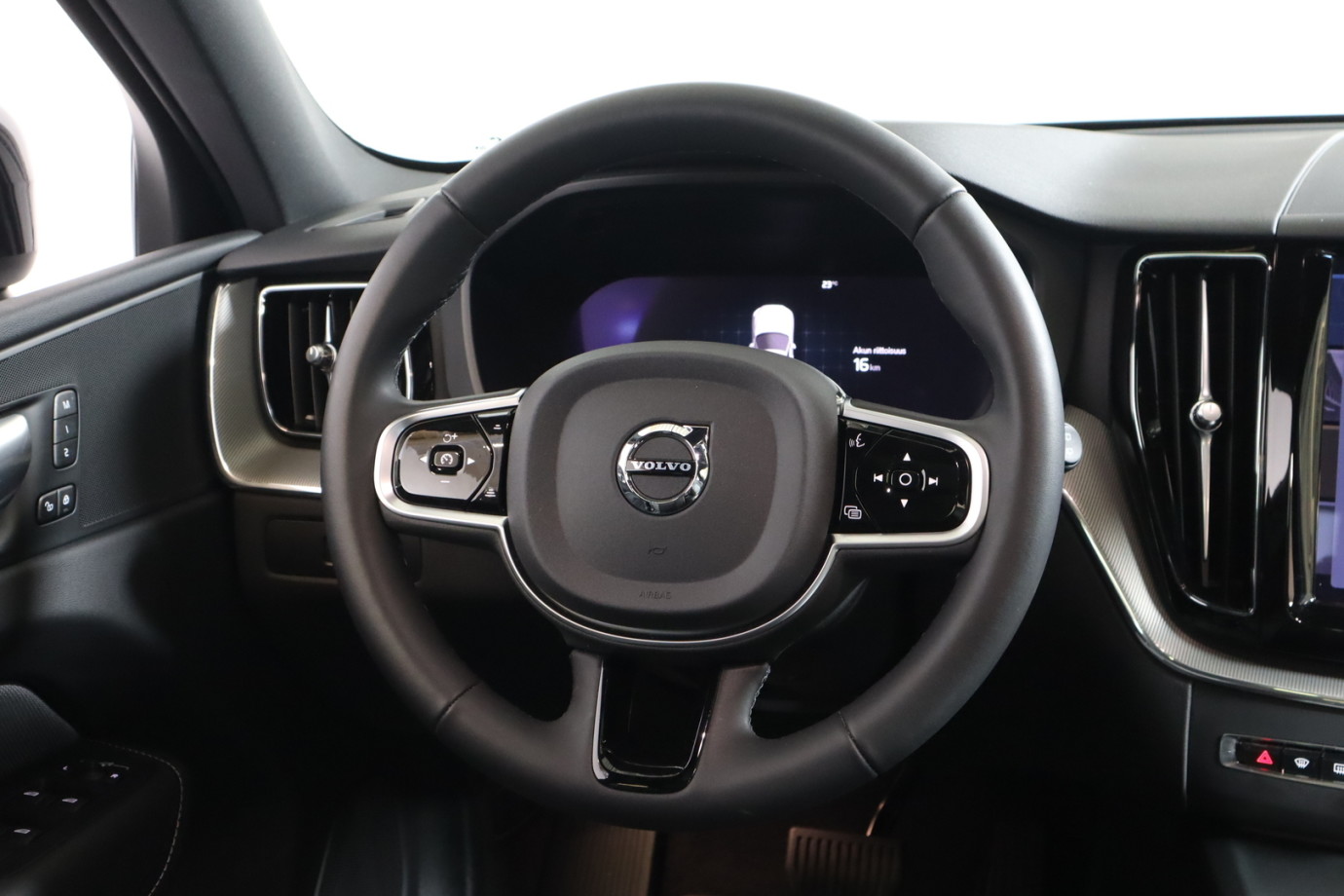 Esittelykuva VOLVO XC60 lataushybridiautosta.
