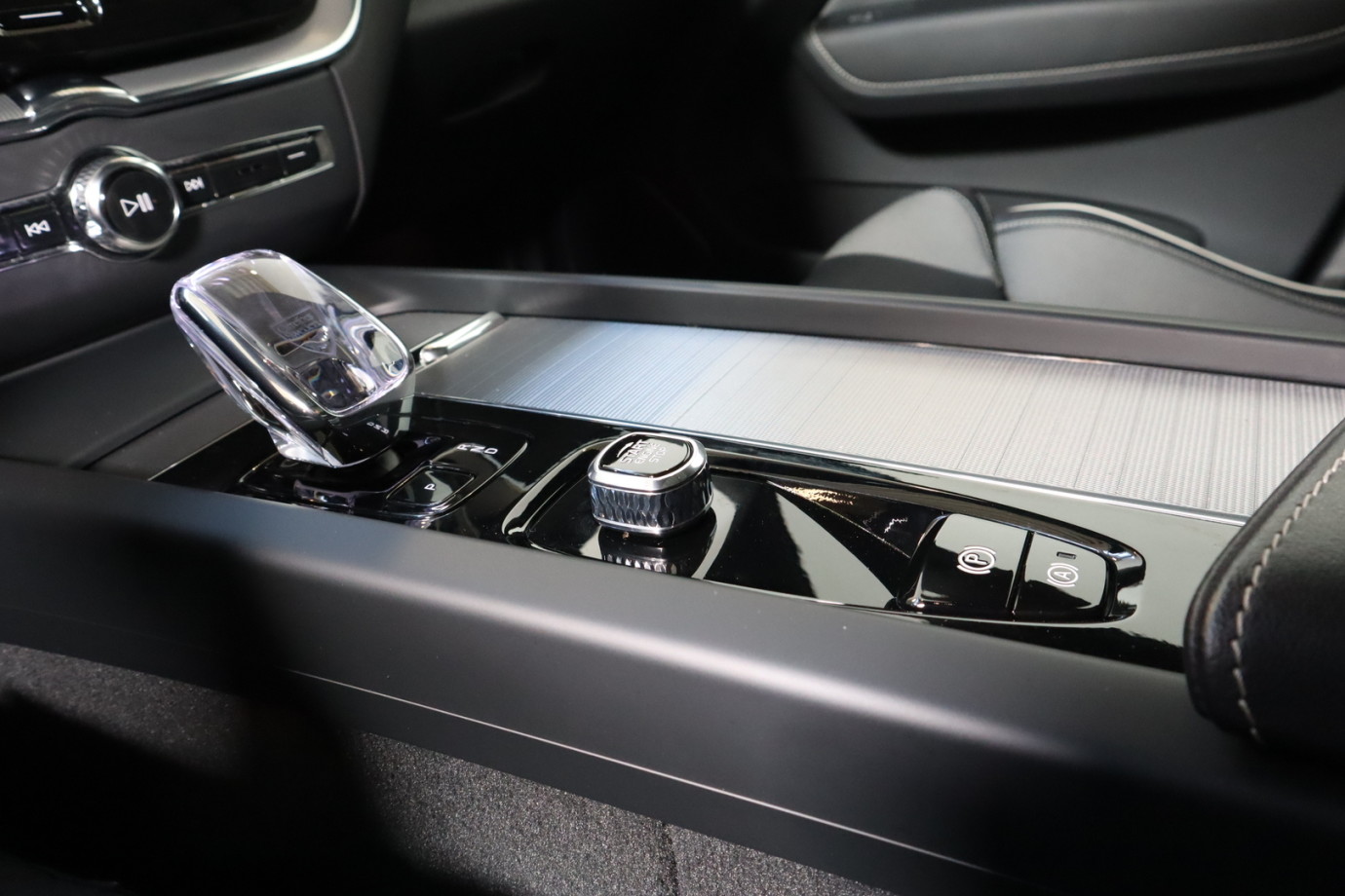 Esittelykuva VOLVO XC60 lataushybridiautosta.