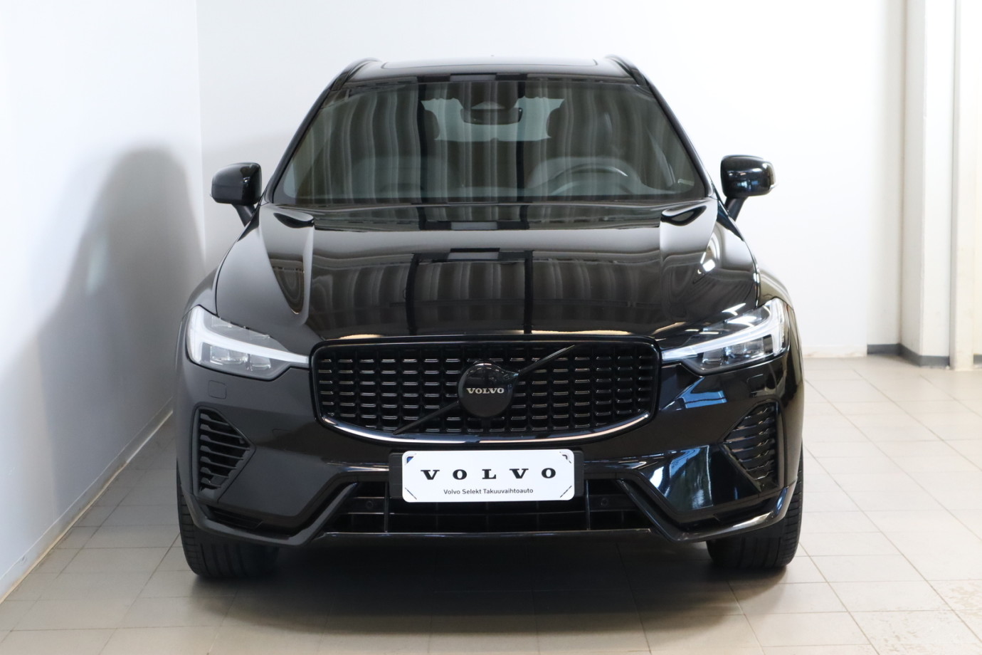 Esittelykuva VOLVO XC60 lataushybridiautosta.