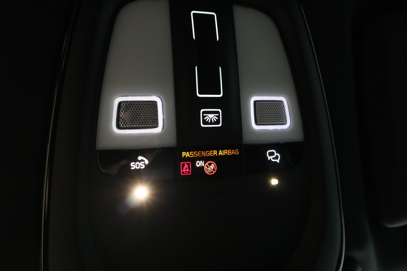 Esittelykuva VOLVO XC60 lataushybridiautosta.
