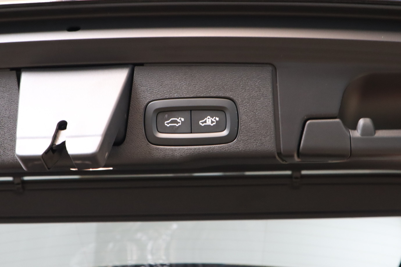 Esittelykuva VOLVO XC60 lataushybridiautosta.