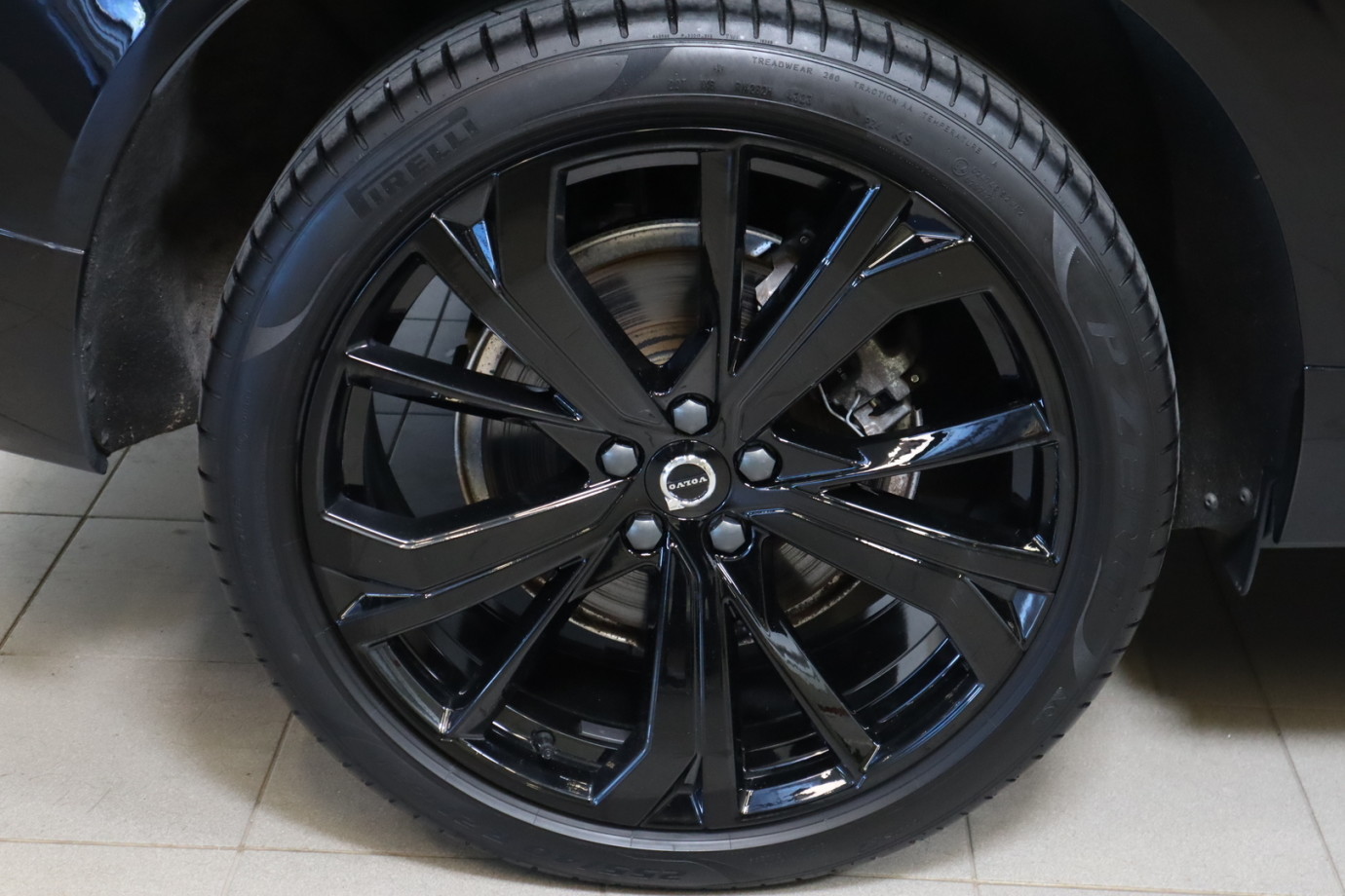 Esittelykuva VOLVO XC60 lataushybridiautosta.