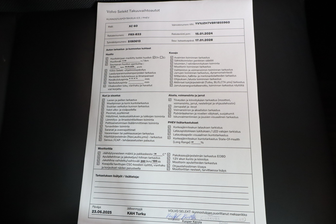 Esittelykuva VOLVO XC60 lataushybridiautosta.