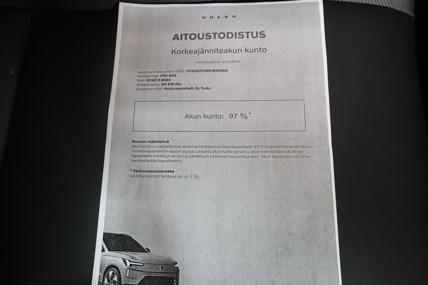 Esittelykuva VOLVO XC60 lataushybridiautosta.