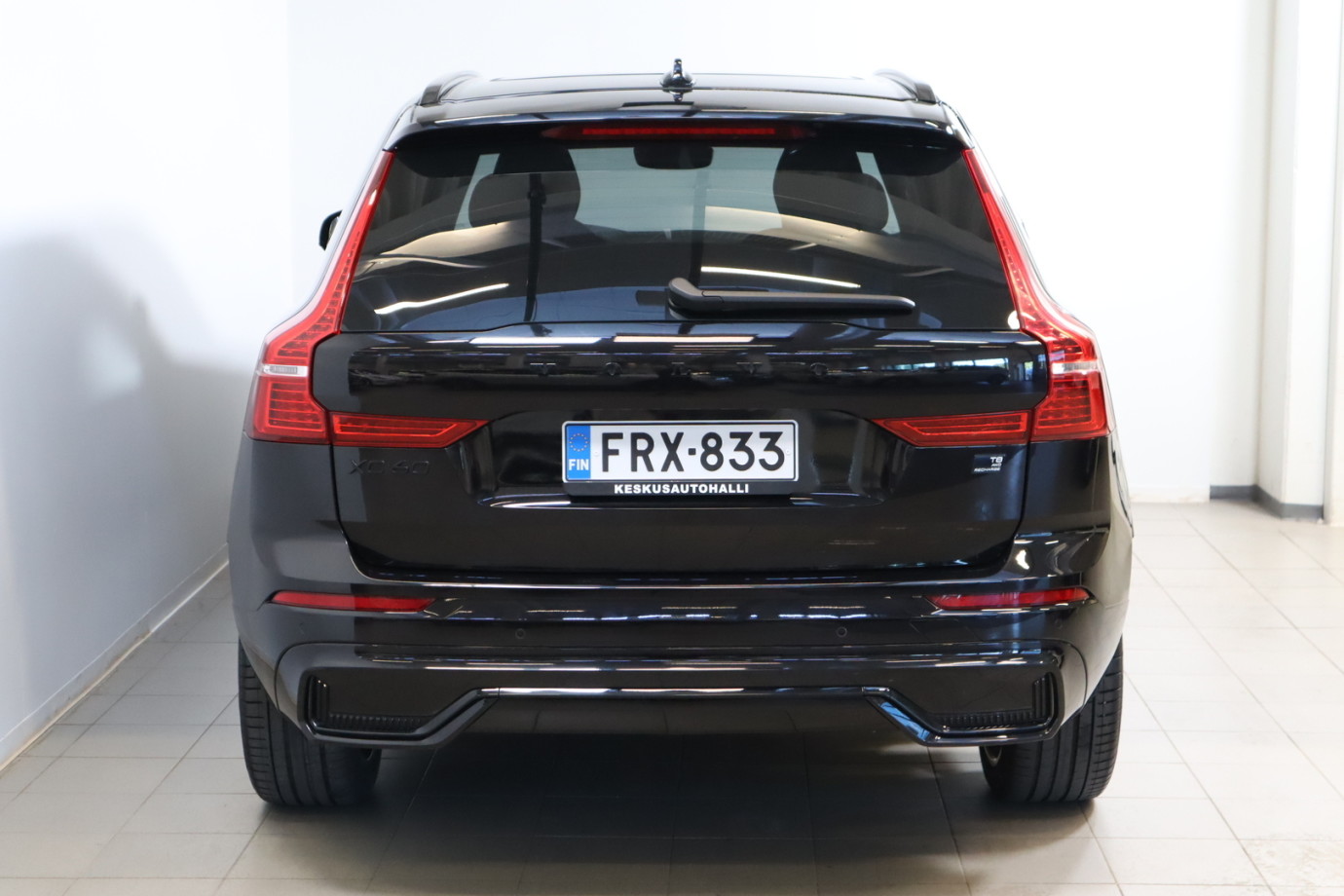 Esittelykuva VOLVO XC60 lataushybridiautosta.
