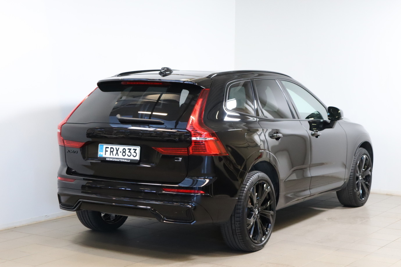 Esittelykuva VOLVO XC60 lataushybridiautosta.