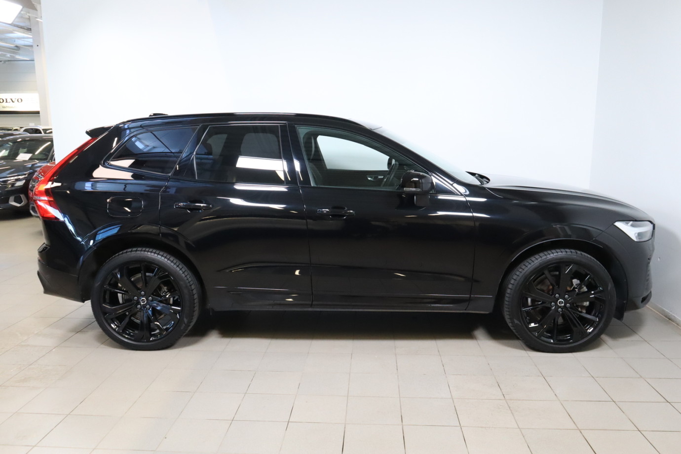 Esittelykuva VOLVO XC60 lataushybridiautosta.