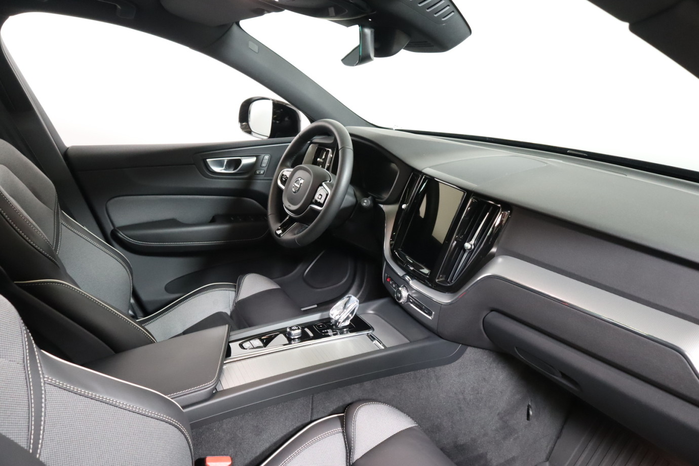 Esittelykuva VOLVO XC60 lataushybridiautosta.