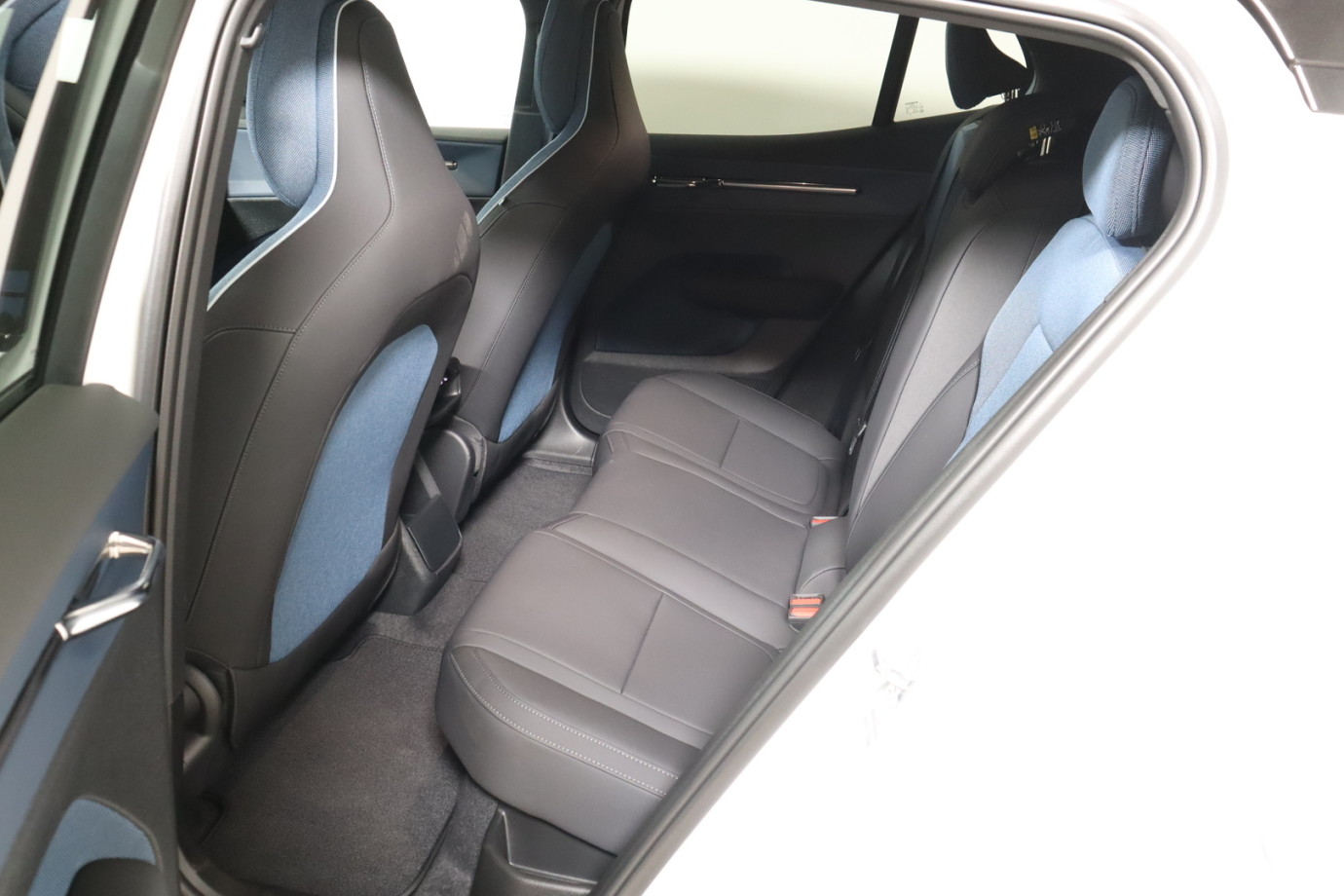 Esittelykuva VOLVO EX30 täyssähköautosta.